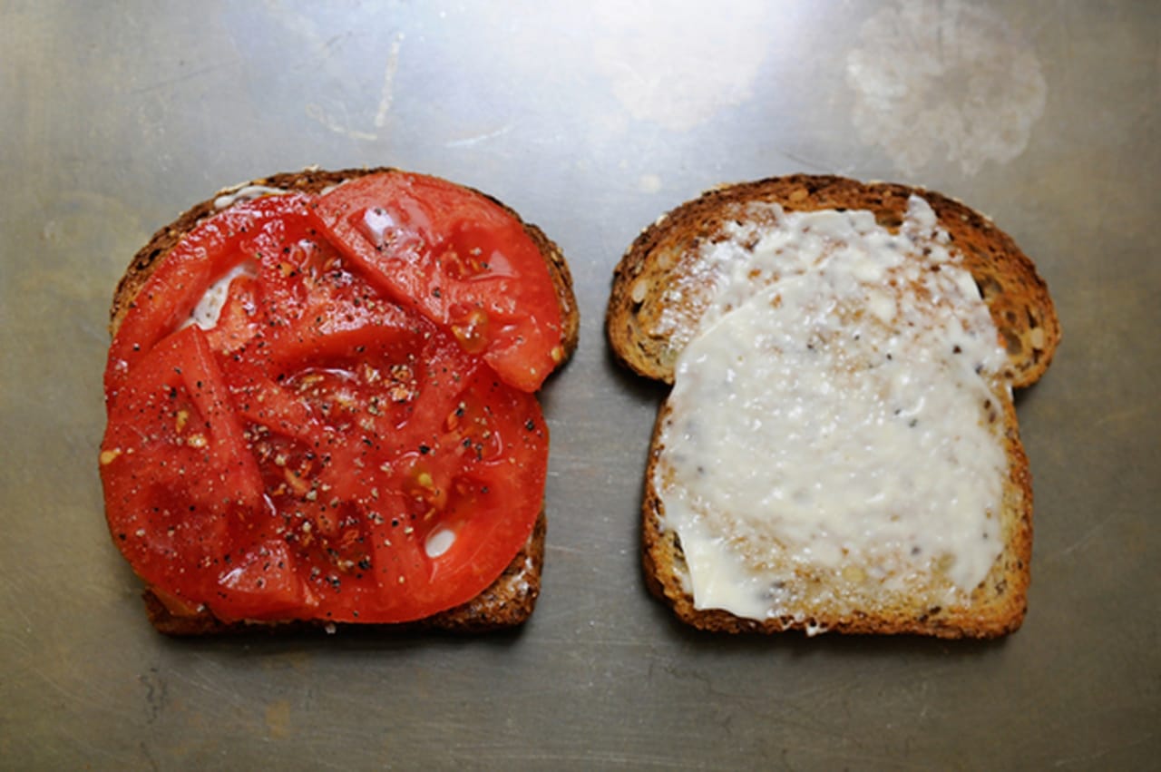 Хлеб с помидорами рецепт в духовке. Бутерброды с помидорами. Бутерброд с маслом и помидором. Хлеб для бутербродов. Хлеб с помидорами.