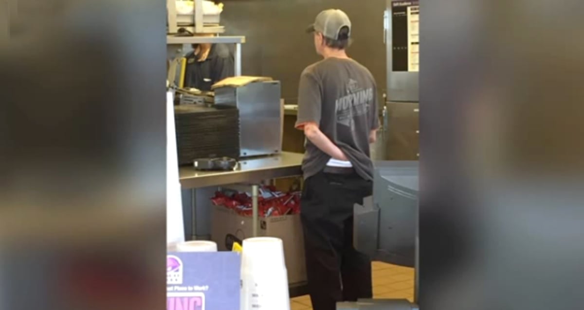 This Taco Bell Employee Proves That Digging for Butthole Gold at Work ...