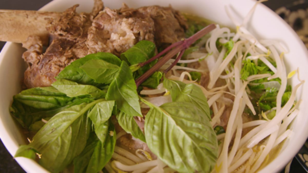 Orang Jepang menyantap pho dengan menambahkan saus ke dalam kaldu