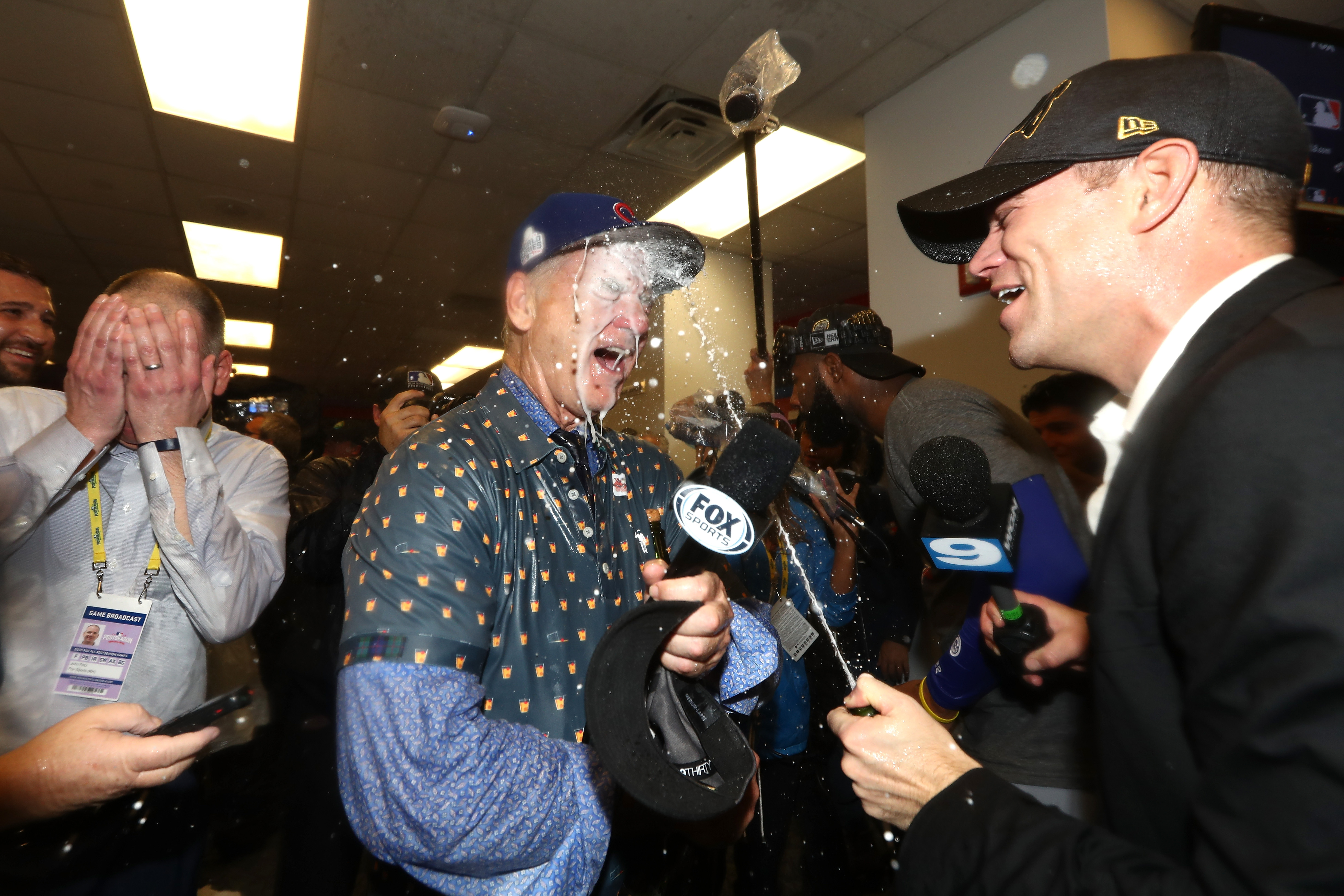 Bill Murray celebrates Cubs' World Series win by showering reporters with  champagne